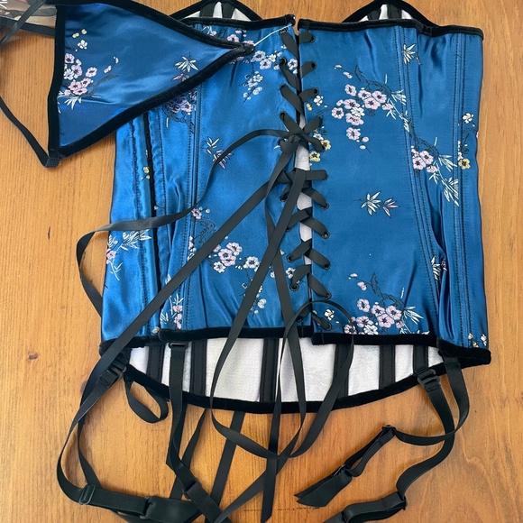 NWT: Blue Brocade Rear Lace Up Corset w/ Match Thong & Garter Belts - Picture 5 of 9